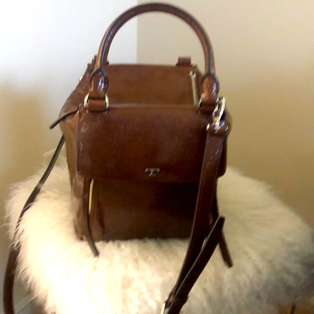 Absolutely beautiful patent leather Carmel Tory Burch Bag. This is a beauty!!!